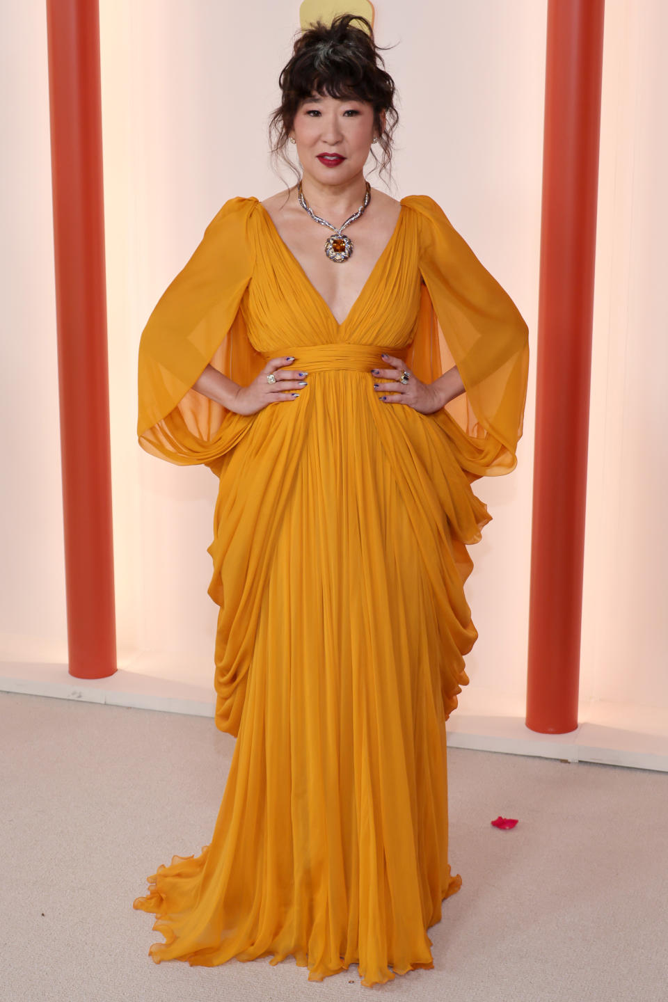 Sandra Oh en la alfombra de los Oscars 2023. (Photo by Kayla Oaddams/WireImage)