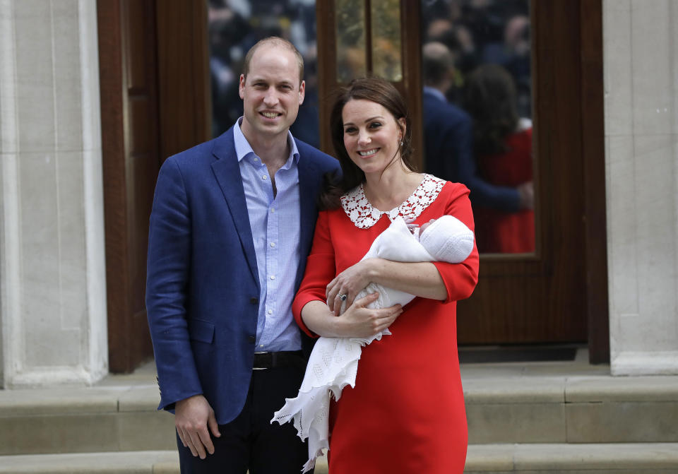 Herzogin Kate trägt ein Kleid der Designerin Jenny Packham, als sie ihr Neugeborenes der Welt präsentiert. (Bild: AP Photo/ Kirsty Wigglesworth)