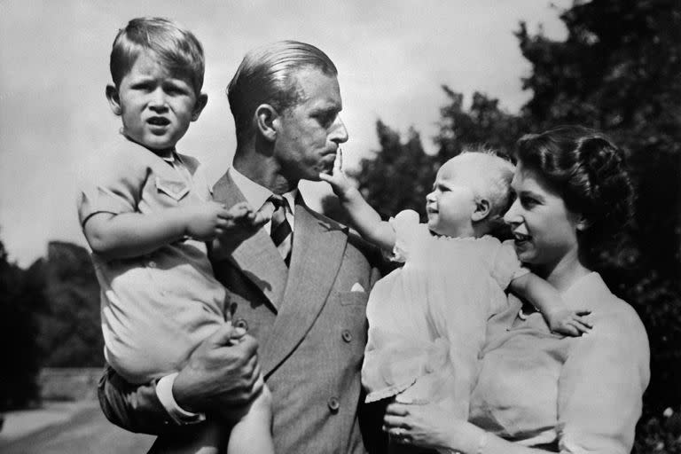 La pareja real brit&#xe1;nica, la reina Isabel II de Gran Breta&#xf1;a, y su esposo, el pr&#xed;ncipe Felipe de Gran Breta&#xf1;a, duque de Edimburgo, con sus dos hijos Carlos, Pr&#xed;ncipe de Gales y Princess Anne, el 1 de enero de 1952