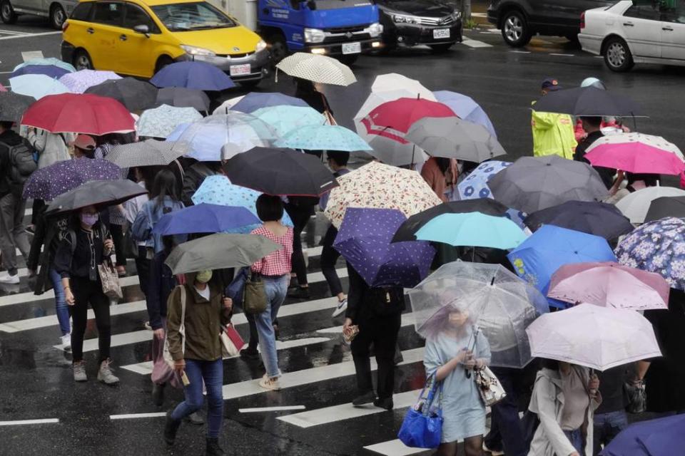 五一連假前變天！周五(29日)下午起鋒面報到，北部及東半部降雨機率增加。(資料照/黃子明)