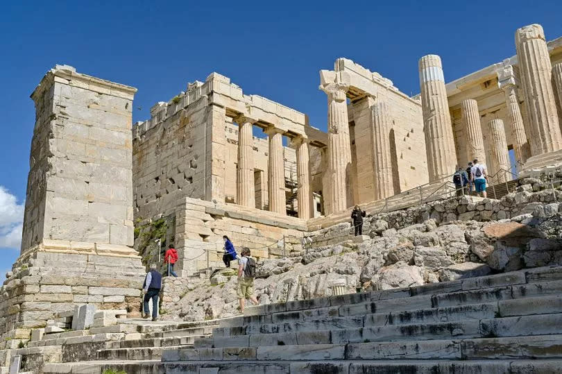UK tourists heading to restaurants in Greece have been warned to stay vigilant amid a tourist trap in Athens
