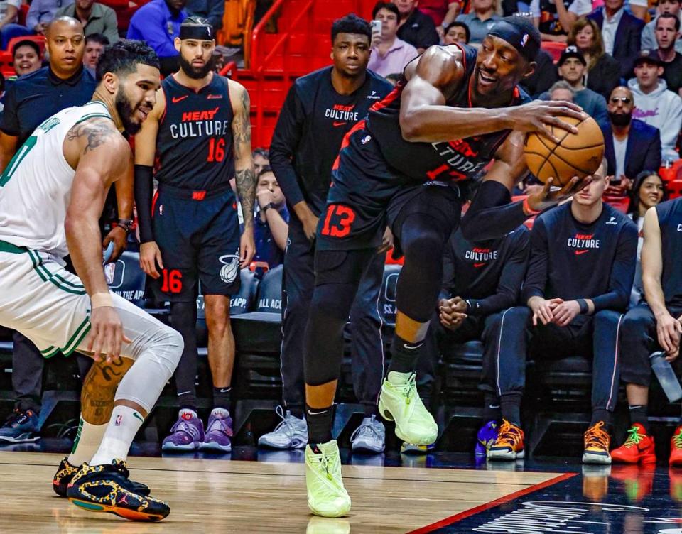 El jugador del Heat Bam Adebayo trata de pasar la pelota ante la marca de Jayson Tatum, de los Celtics de Boston, en el partido celebrado el 25 de enero de 2024 en Kaseya Center en Miami, Florida. Al Diaz/adiaz@miamiherald.com