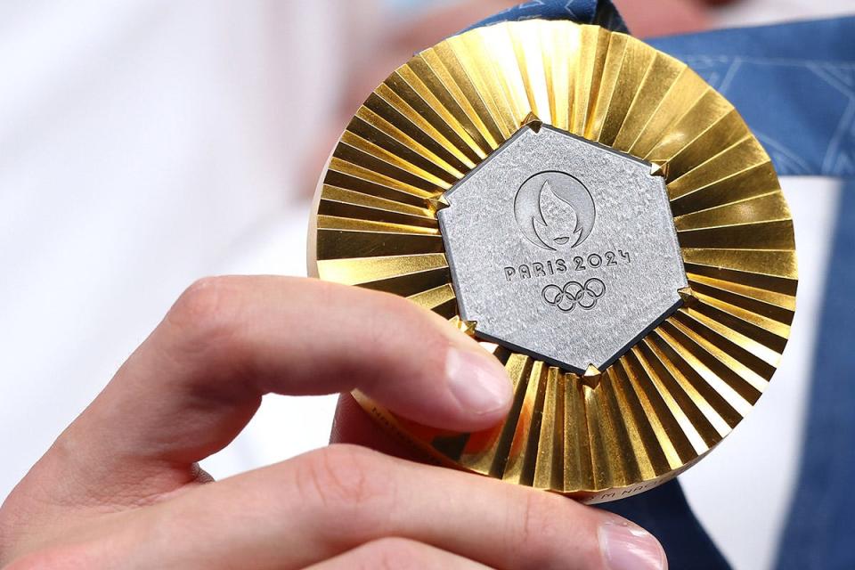 What does the goldmedalist in women's golf receive at the Paris