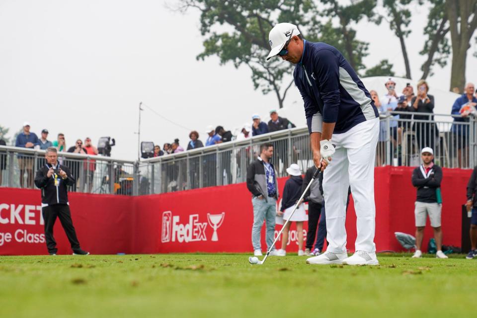 Rickie Fowler alinea su primer swing en el hoyo 15 del AREA 313 Celebrity Scramble en Detroit Golf Club en Detroit el martes 27 de junio de 2023.