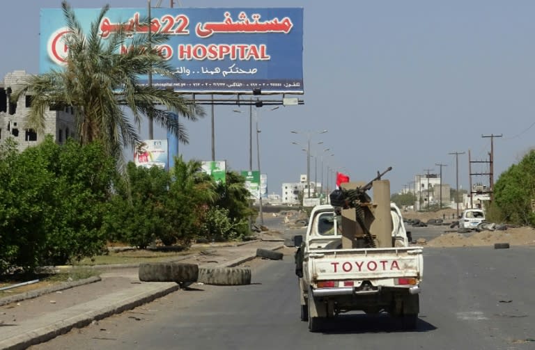 Yemeni pro-government forces patrol near the May 22 Hospital on the eastern outskirts of Hodeida on November 15, 2018