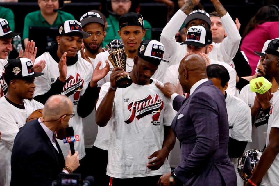 El jugador del Heat Jimmy Butler (centro) celebra tras ser designado el Jugador Más Valioso de las Finales de la Conferencia Este, el 29 de mayo de 2023 en Boston.