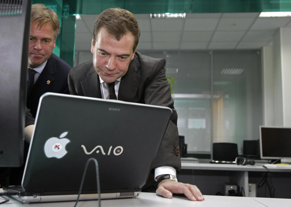 Russian President Dmitry Medvedev (R) listens to Russian antivirus program developer Yevgeny (Eugene) Kaspersky (L) as he visits the Kaspersky Labs company development center in Moscow on June 18, 2009. (AFP PHOTO)