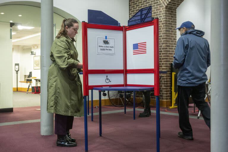 Los votantes del Supermartes depositan su voto en el Ayuntamiento de Alexandria el martes 5 de marzo de 2024.