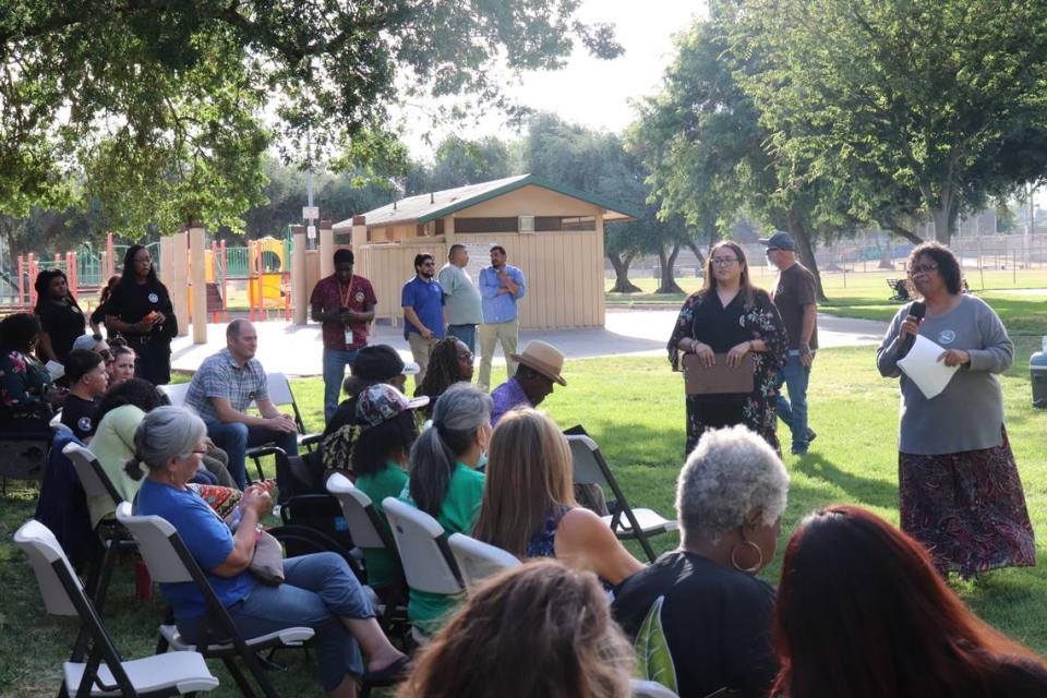 Miembros de la comunidad hablan en el foro en el Martin Luther King Park, el 20 de junio de 2024.