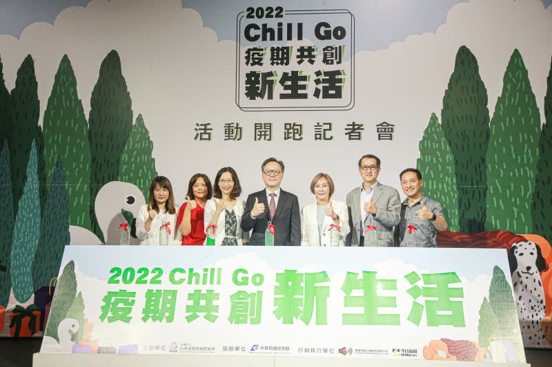 ▲「2022 Chill Go疫期共創新生活」活動，只要累積消費發票達100元即可享有抽獎券，有機會把最新上市的iPhone 14 Pro蘋果手機、BOSS可攜式揚聲器、 及TAKASHIMA高島愛舒服 iVoz 沙發椅，及免費咖啡、禮券、購物金等總價值近百萬的多項大獎優惠帶回家。（圖／記者葉政勳攝）