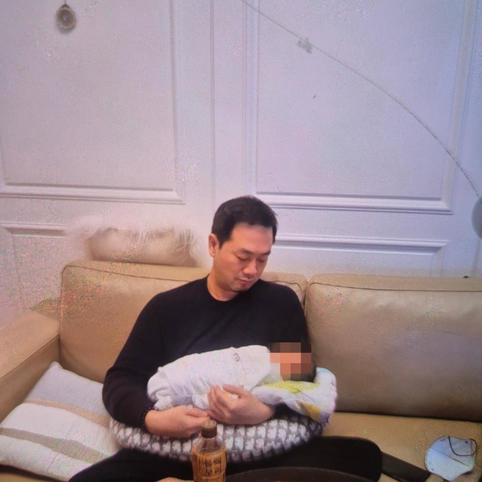 外界相當好奇李英敦手中的嬰兒到底是誰。（圖／翻攝自黃正音IG）