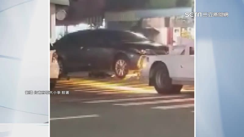 民眾po網指控拖吊車沒有鳴笛，直接將車輛拖走。（圖／翻攝自台南府城大小事臉書）