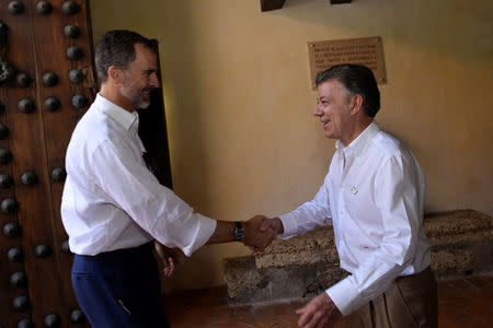 Spain's King Felipe (L) greets Colombia's President Juan Manuel Santos during the 25th Iberoamerican Summit in Cartagena, Colombia October 28, 2016. REUTERS/Colombian Presidency/Handout via Reuters