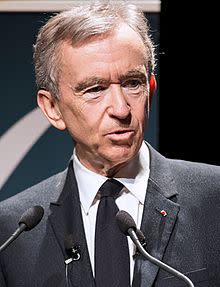 LV集團老闆阿諾特(Bernard Arnault)超越貝佐斯成為世界首富。   圖：翻攝自維基百科