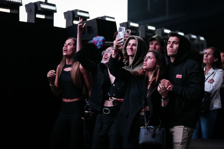 Espectadores de lujo, Julián Álvarez y Marcos Acuña, junto a sus parejas, disfrutaron del show de Abel Pintos