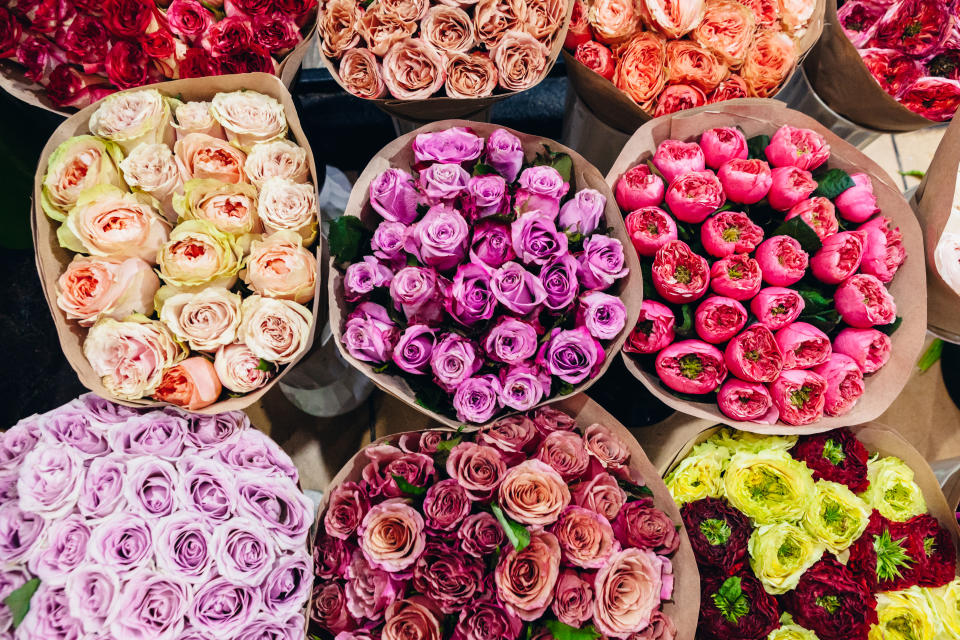 Regalar flores parece inofensivo, pero su huella de carbono nos invitaría a evitarlas. Foto: Getty Images