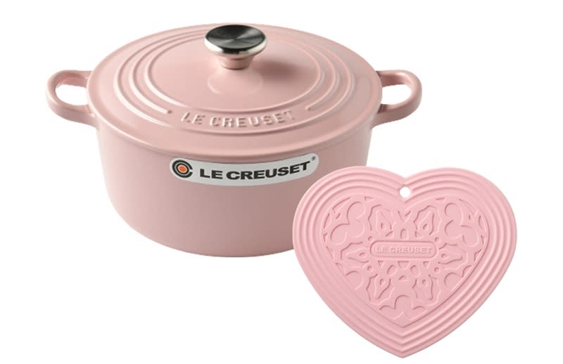 ▲Le Creuset 琺瑯鑄鐵圓鍋22cm 3.3L+心形隔熱墊，原價$14,880，12/19-12/31活動價$6,199。（圖片來源：Yahoo購物中心）