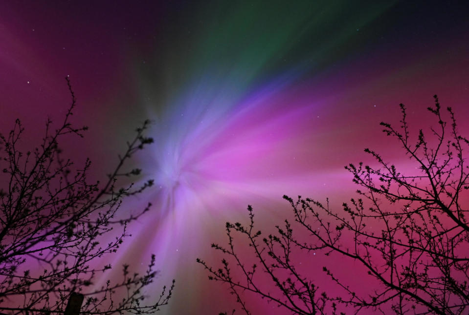 La aurora boreal ilumina los cielos de la ciudad de Tara, en el suroeste de Siberia, en la región rusa de Omsk, el 11 de mayo de 2024. / Crédito: Alexey Malgavko / REUTERS