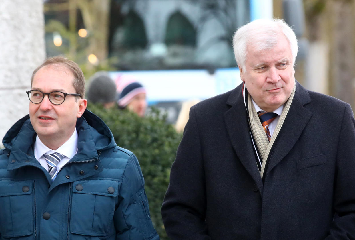 Alexander Dobrindt und Horst Seehofer bei der Ankunft im Kloster Seeon (Bild: Reuters)