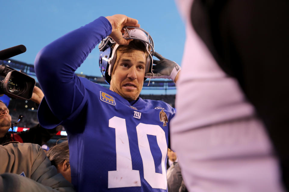 EAST RUTHERFORD, NJ - DECEMBER 17:  Eli Manning #10 of the New York Giants takes off his helmet after being defeated by the Philadelphia Eagles with a score of 34 to 29 in the game at MetLife Stadium on December 17, 2017 in East Rutherford, New Jersey.  (Photo by Abbie Parr/Getty Images)