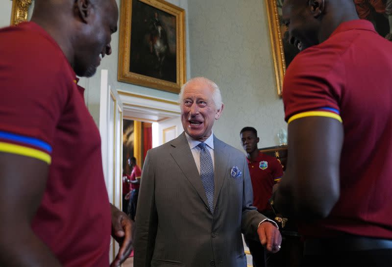 Foto de Archivo: El rey Carlos de Inglaterra se reúne con miembros del equipo masculino de críquet de las Indias Occidentales, en el Palacio de Buckingham, Londres, Reino Unido