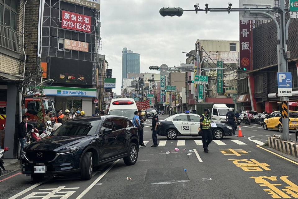 台南市一名孕婦8日上午駕駛自小客車行經北區忠義路左轉成功路時，擦撞到正在過馬路的一對母女，造成38歲母親受傷送醫，3歲女童命危，送醫不治。（中央社／讀者提供）