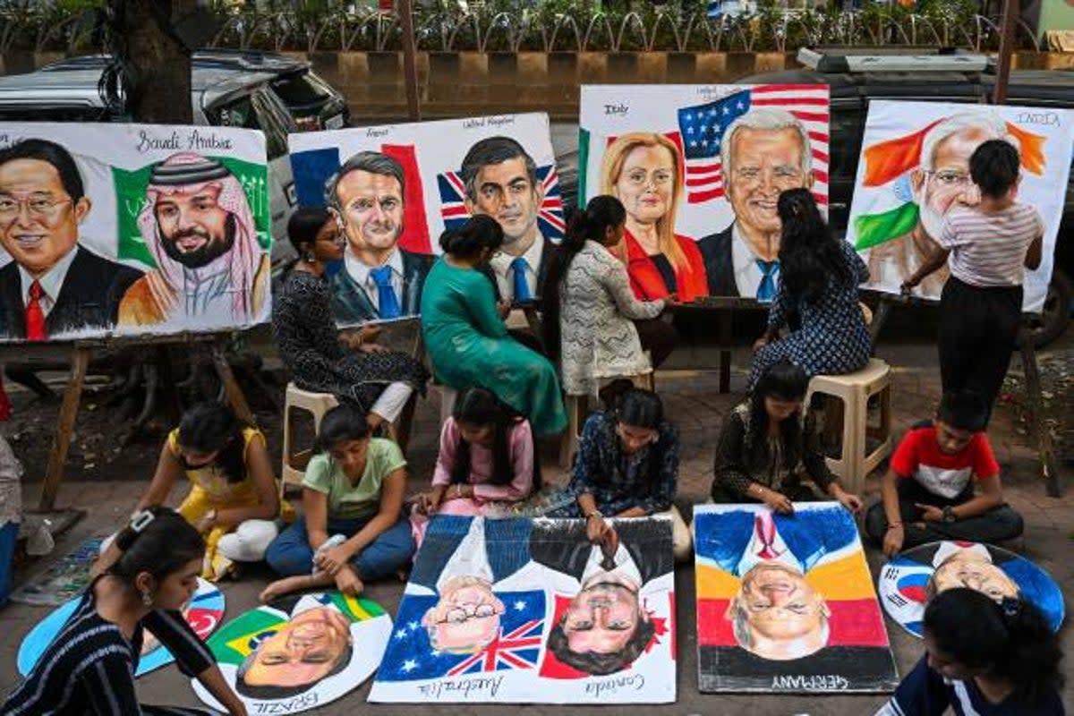 Students work on paintings of world leaders at an art school in Mumbai (AFP via Getty Images)