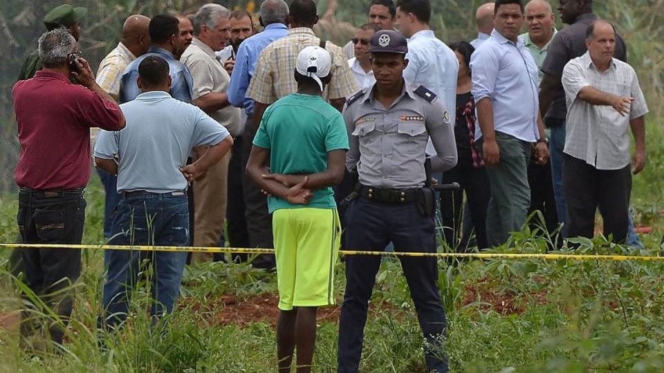 Miguel Diaz-Canel (7.v.l.), Präsident von Kuba, macht sich am Ort des Unglücks ein Bild der Lage. Foto: Cuban News Agency/XinHua