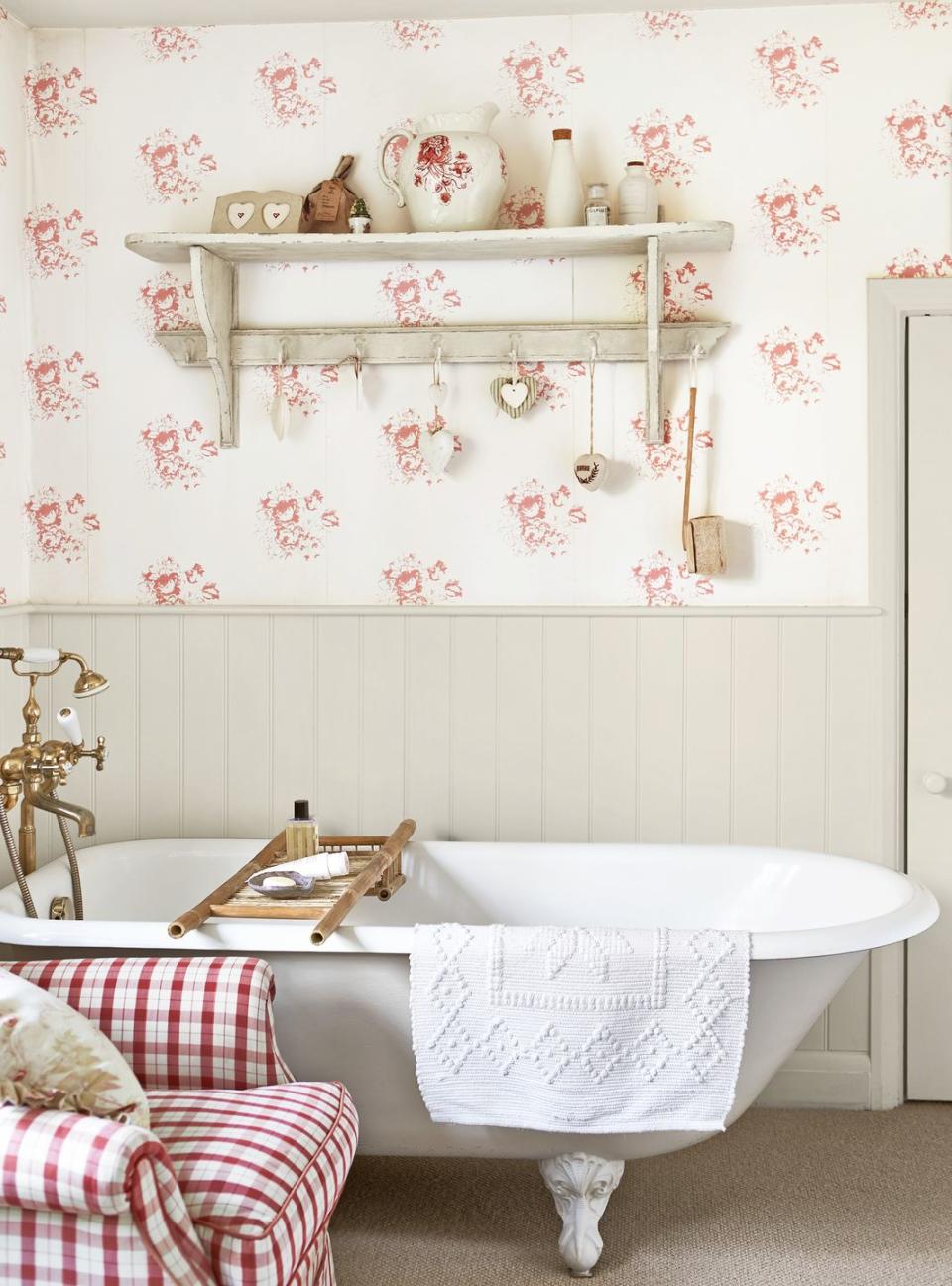 Romantic Rose-Covered Bathroom Wallpaper