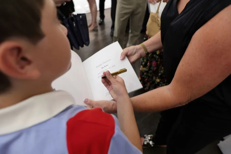 Andr&#xe9;s Valencia firma un aut&#xf3;grafo durante la inauguraci&#xf3;n de su primera exposici&#xf3;n individual en la galer&#xed;a Chase Contemporary de Nueva York el 23 de junio de 2022.