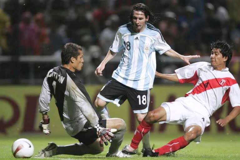Lionel Messi anota ante Perú, en la semifinal de la Copa América 2007, su primer torneo continental