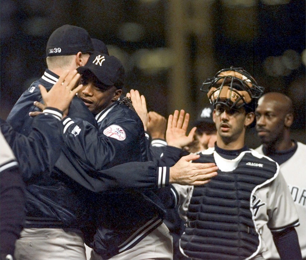 El lanzador de los Yankees de Nueva York, Orlando Hernández, conocido como “El Duque”, celebra con sus compañeros tras derrotar a los Indios de Cleveland en Cleveland, el 10 de octubre de 1998. (Barton Silverman/The New York Times)