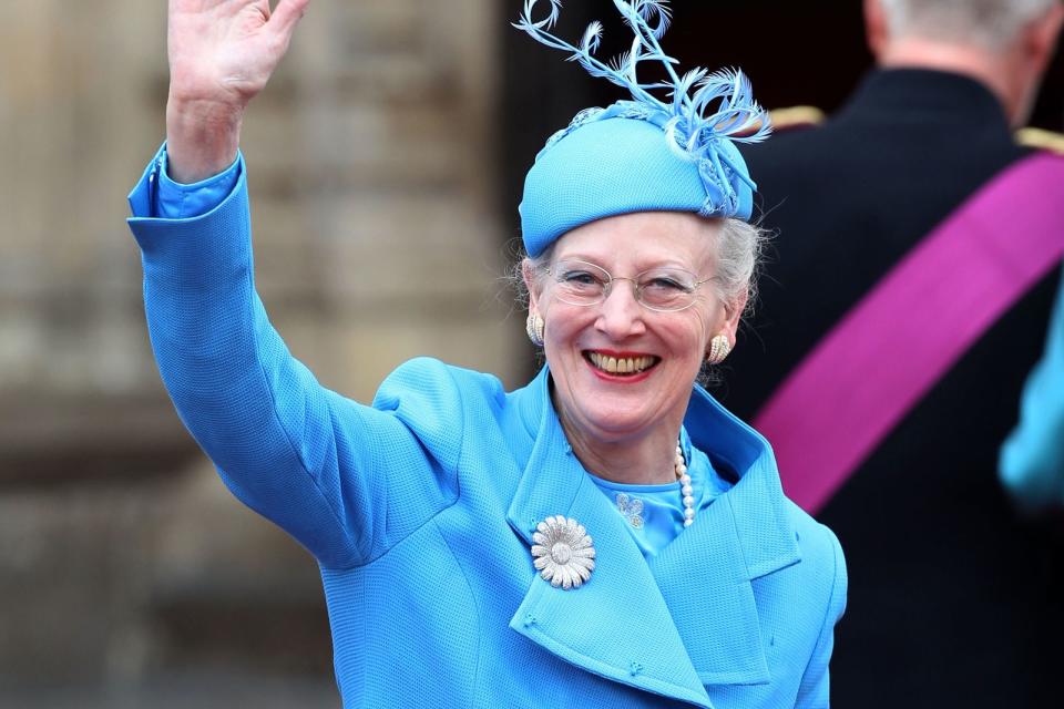 Sehen Sie die Blumenbrosche? Die trägt Margrethe II. nicht ohne Grund: Die dänische Königin wird von ihren Lieben Daisy genannt, was die englische Bezeichnung des Gänseblümchens ist. Das wiederum heißt im Französischen "Marguerite", womit sich der Kreis zu Margrethe schließt. (Bild: Chris Jackson/Getty Images)