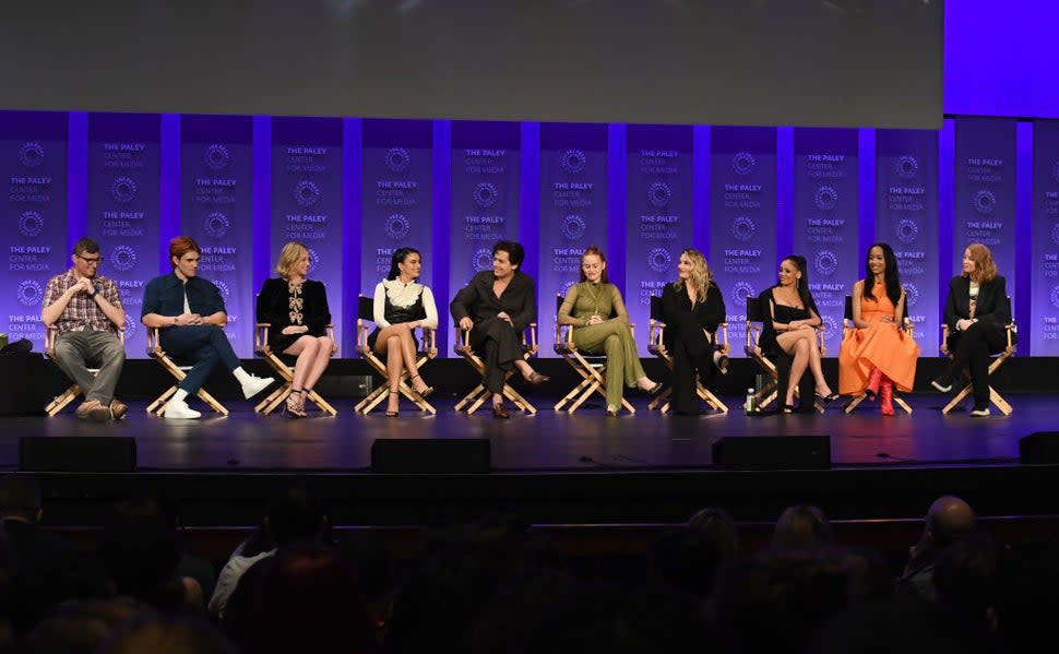 Roberto Aguirre-Sacasa,KJ Apa, Lili Reinhart, Camila Mendes, Cole Sprouse, Madelaine Petsch, Mädchen Amick, Vanessa Morgan, Erinn Westbrook and Sarah Schechter attend the 39th Annual PaleyFest LA - 