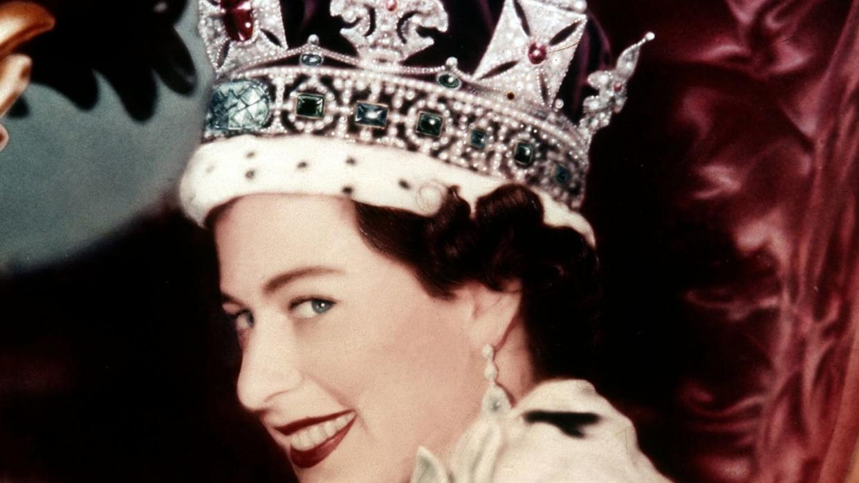 Königin Elizabeth II. nach ihrer Krönung 1953 in der Westminister Abbey.