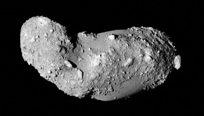 Imagen del asteroide 25143 Itokawa tomada por la sonda japonesa Hayabusa a medida que se acercaba a &#xe9;l en 2005. (Cr&#xe9;dito imagen JAXA).