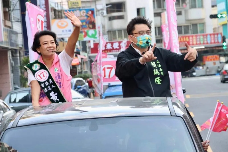 ▲民進黨提名左營楠梓區市議員候選人黃偵琳今(9)日下午與前鎮、小港區立法委員賴瑞隆合體掃街。（圖／記者郭凱杰翻攝）