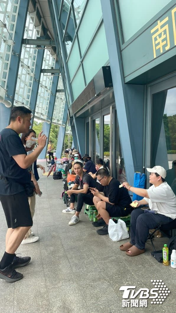 小巨蛋出現排隊人潮。（圖／劉建偉攝）