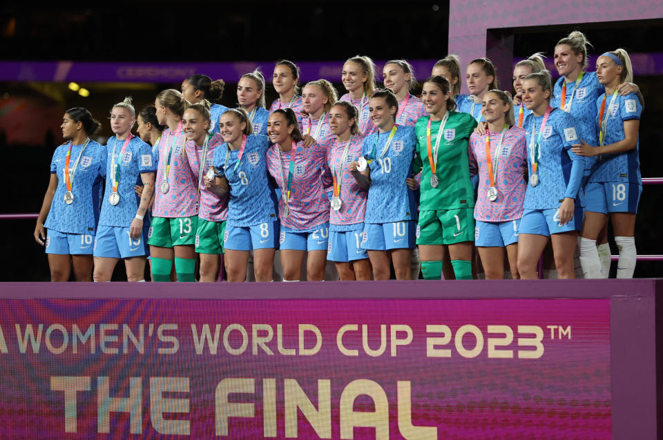 Soccer Football - FIFA Women's World Cup Australia and New Zealand 2023 - Final - Spain v England - Stadium Australia, Sydney, Australia - August 20, 2023 England players pose for a photo with their medals after the match REUTERS/Amanda Perobelli