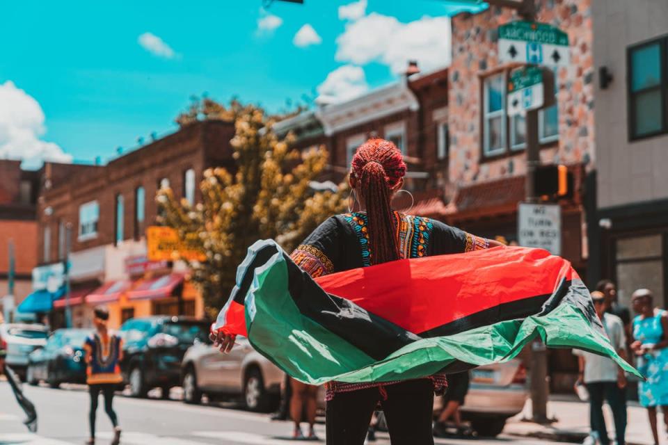 Un grupo de personas celebra Juneteenth durante un desfile en 2019 en el parque Malcolm X de Filadelfia.  (Shutterstock / Tippman98x)