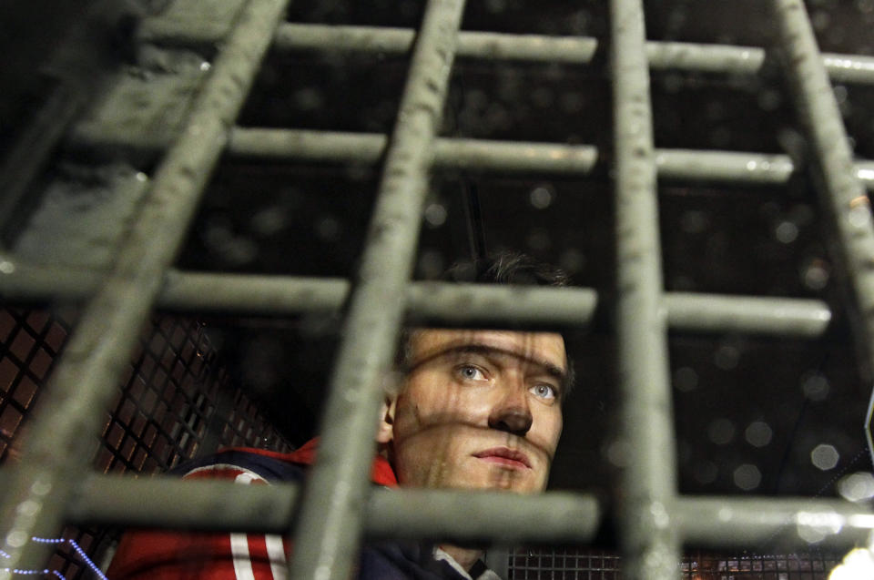 Navalny en un furgón policial tras ser detenido durante las protestas en Moscú el 8 de mayo de 2012, un día después de la toma de posesión de Putin. (AP Photo/Sergey Ponomarev, Archivo)