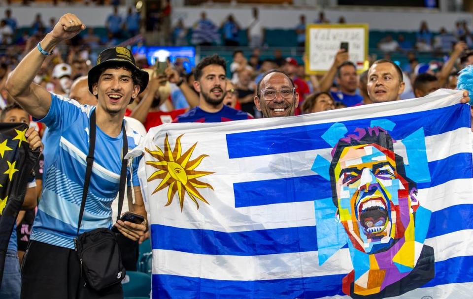 Aficionados de Uruguay apoyan a la selección de su país en el partido de la Copa América ante Panamá, celebrado el 23 de junio de 2024 en el Hard Rock Stadium en Miami Garden, Florida.