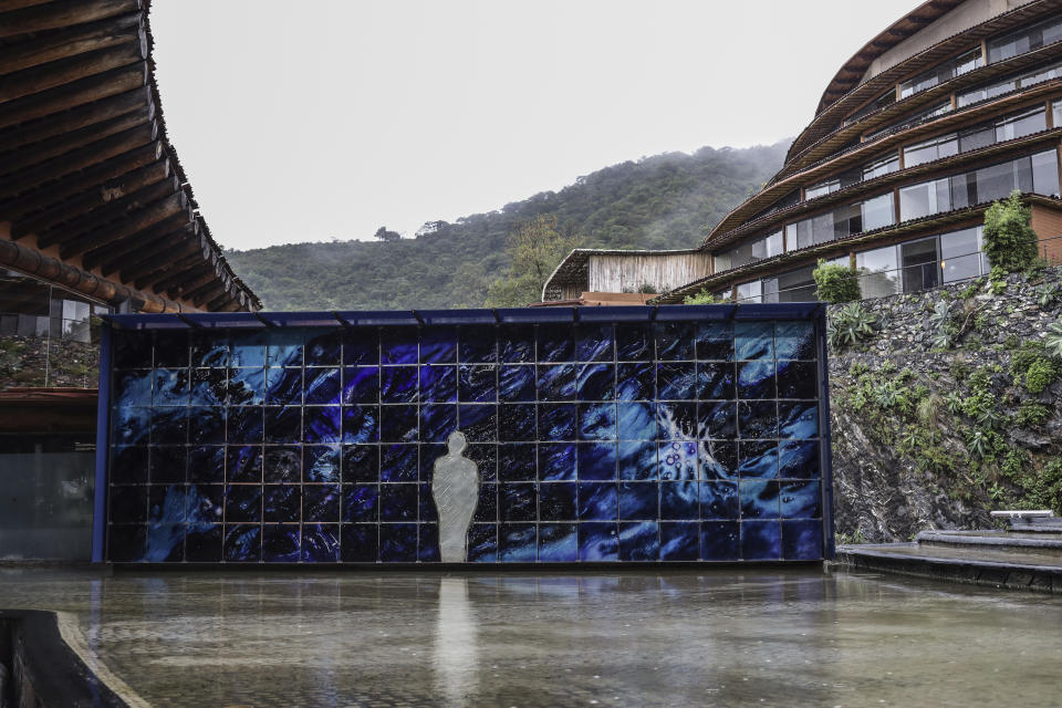 Un vitral en un ventanal titulado Puerta de la noche, del artista italiano Narcissus Quagliata, en el jardín del hotel El Santuario Resort en Valle de Bravo, México, el miércoles 25 de octubre de 2023. Quagliata, de 81 años, es el maestro de la técnica del vidrio de fusión. (AP Foto/Ginnette Riquelme)