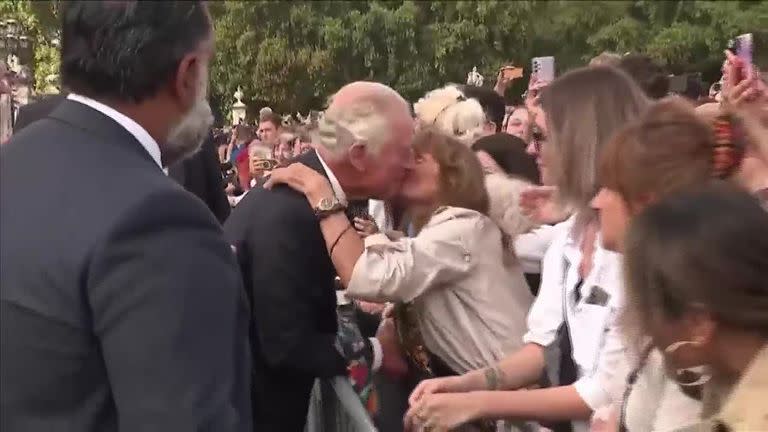 El inesperado beso que recibió el rey Carlos III de una mujer que rompió el protocolo