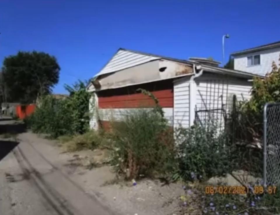 El patio frontal y la acera de la casa de Burhan Chowdhury, en Hamtramck, Michigan, con la vegetación muy crecida, por lo que se le impuso una multa. (Captura de video / Instagram)