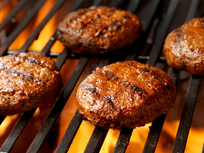 Las hamburguesas a la parrilla son un plato sencillo y de gran sabor. – Foto: LauriPatterson/Getty Images