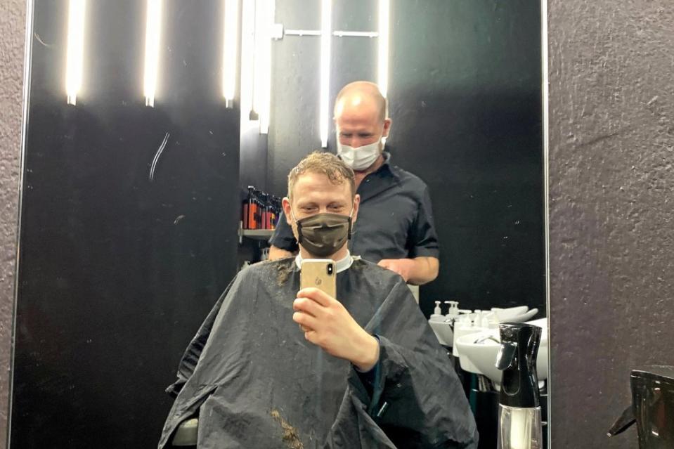 Der erste Haarschnitt seit acht Wochen – die Masken werden beim Friseur die ganze Zeit nicht abgesetzt.<span class="copyright">Sören Kittel</span>