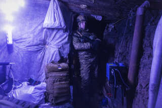 Le 6 décembre 2023, un soldat ukrainien se cache des drones russes dans un bunker souterrain, sur le front de l’oblast de Kharkiv, en Ukraine. . PHOTO DAVID GUTTENFELDER/THE NEW YORK TIMES