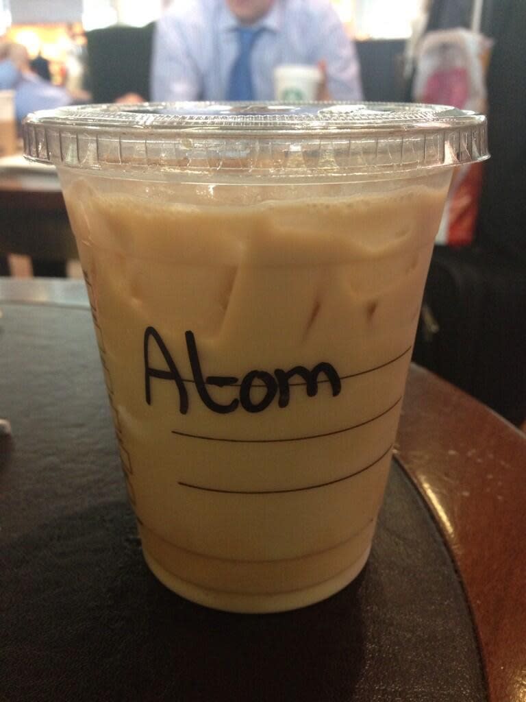 Der Name Atom für ein kleines Baby? So böse waren seine Eltern dann doch nicht, glaubt auch der betroffene Adam, dessen Name offenbar zu schwierig war für einen Starbucks-Mitarbeiter. Unterhaltsam ist der Fauxpas ohne Zweifel allemal.