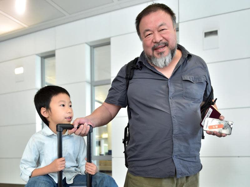 Der chinesische Künstler und Regimekritiker Ai Weiwei (r) wird in München von seinem Sohn Ai Lao begrüßt. Foto: Peter Kneffel